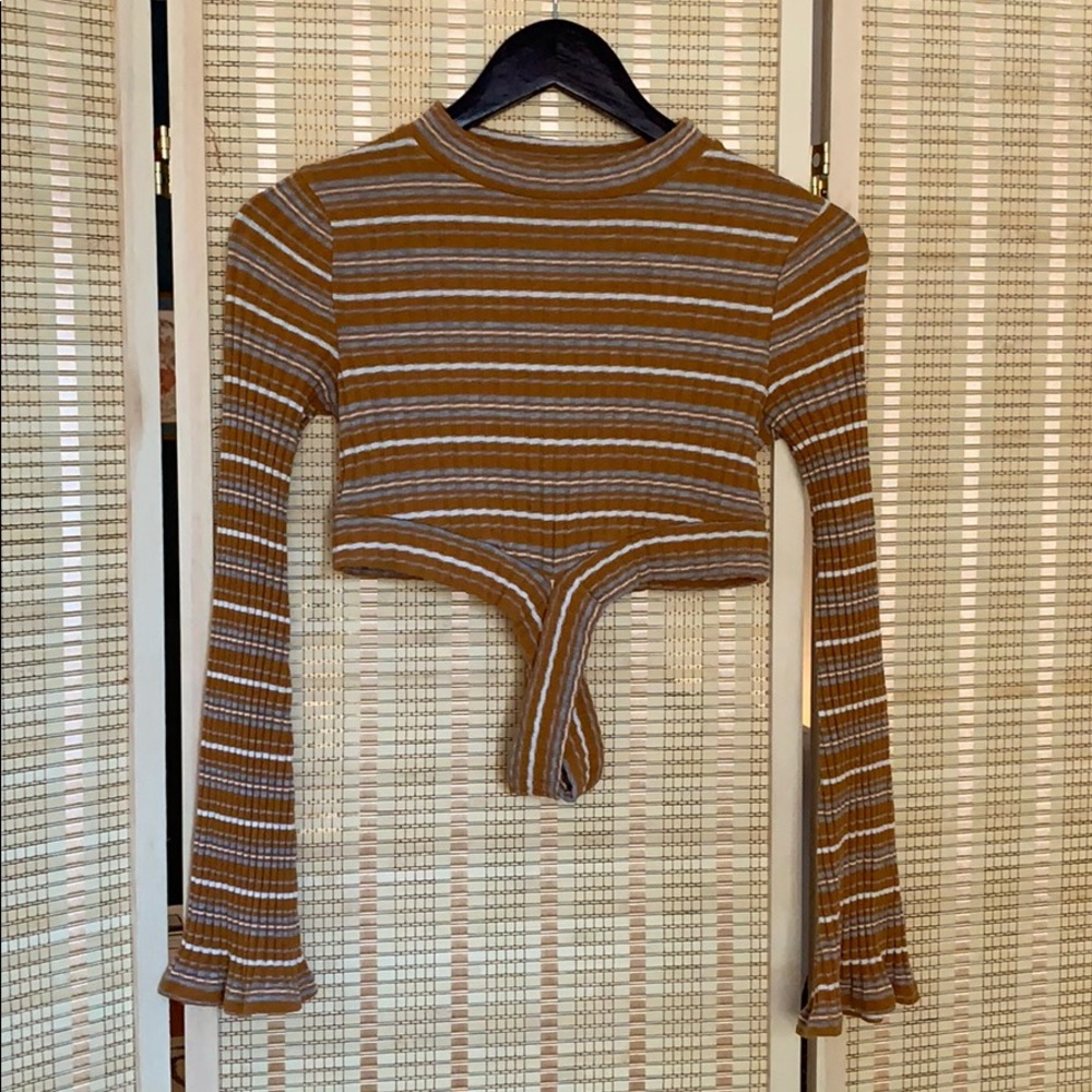 Criss-cross flare long sleeve crop